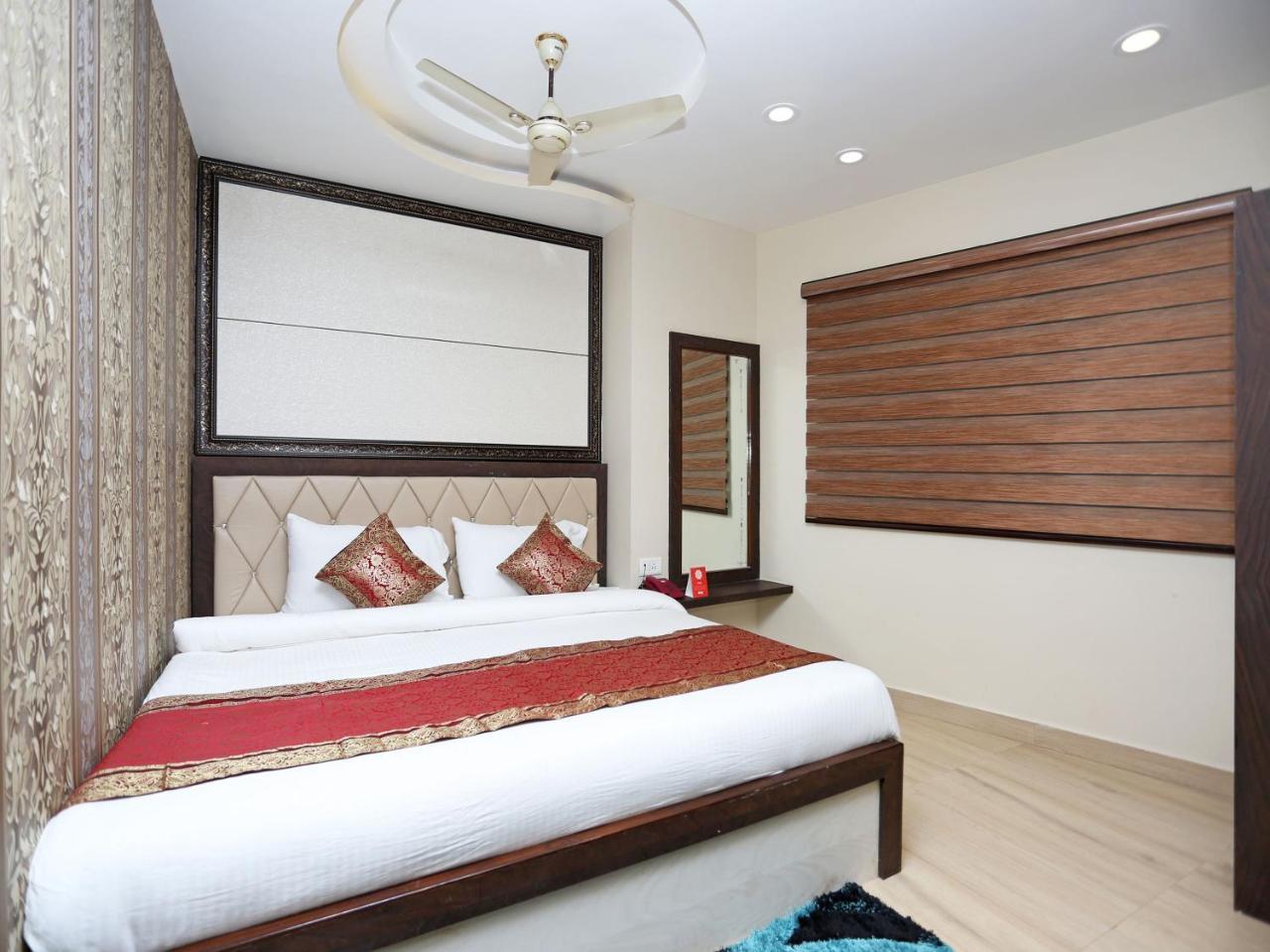 Oyo 10338 Hotel Aadesh Palace Varanasi Exterior foto